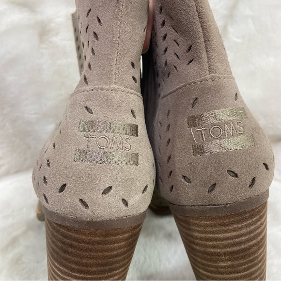 TOMS MAJORCA khaki suede cut out PEEP TOE BOOTIES. Size 9 - Picture 5 of 16